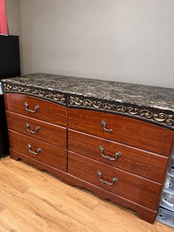 King Size Bedroom Set – Mattress Included – Excellent Condition