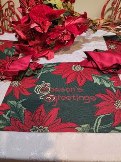 4 Christmas place mats 8 napkins napkin rings holders.