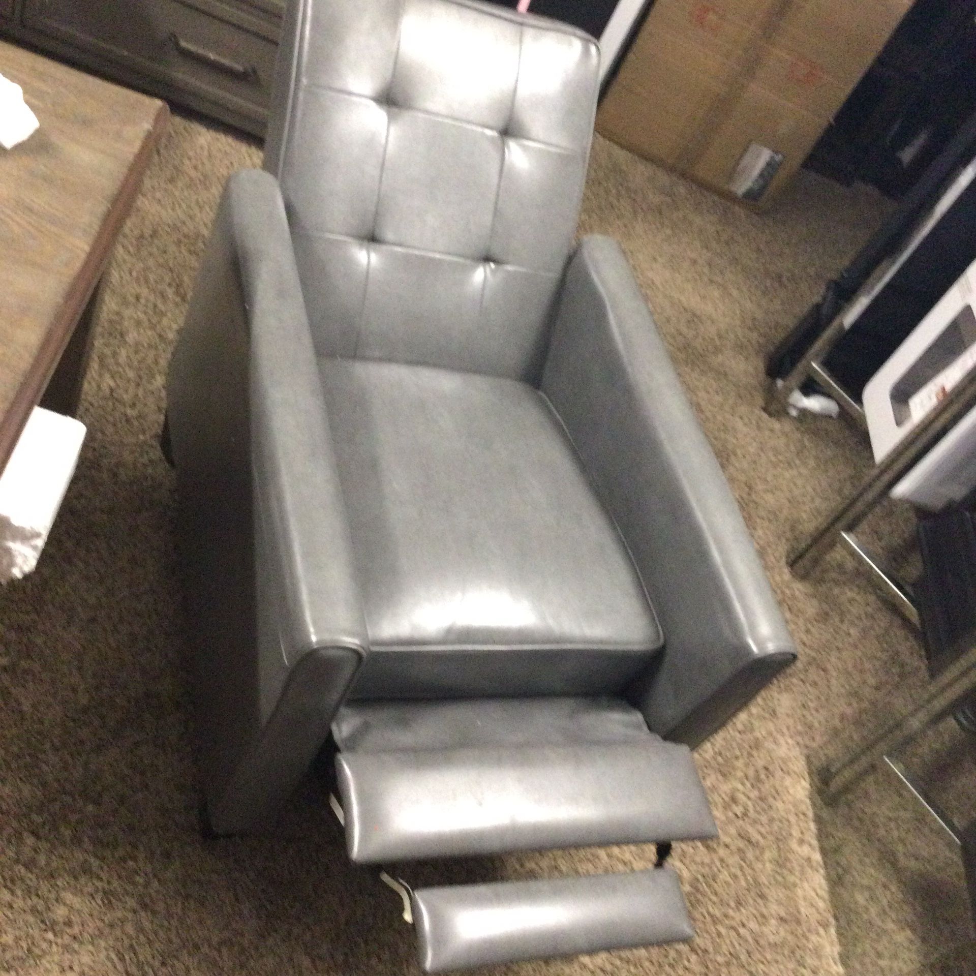 STYLISH RECLINER PUSH BACK MINI RECLINER GRAY IN COLOR. 23X 36X 27 SEATING 23X20. LIKE NEW CONDITION..RETAILS AT 319.95