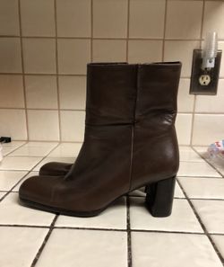 Women’s Leather Zip Up Boots