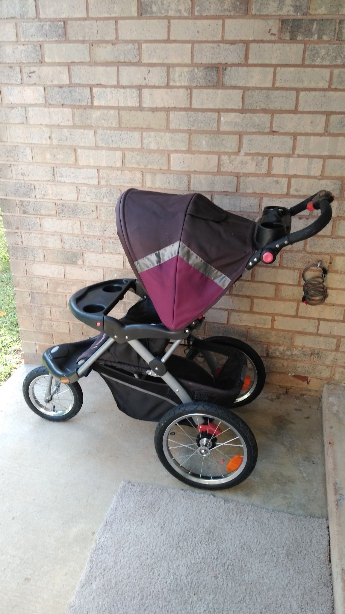 Beautiful Baby Trend Expedition ELX With Speakers , excellent condition ( free Air Pump )