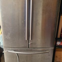 Refrigerator- Needs Cleaned - Must Sell.asap