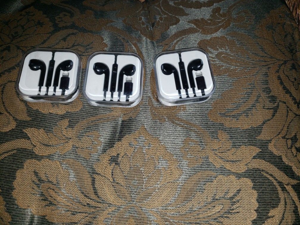 Wired Lightning Earpods Lot Of 3