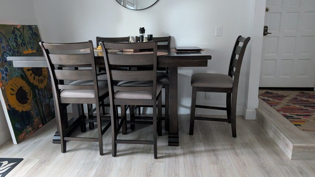 Dining Room Table +6 Chairs