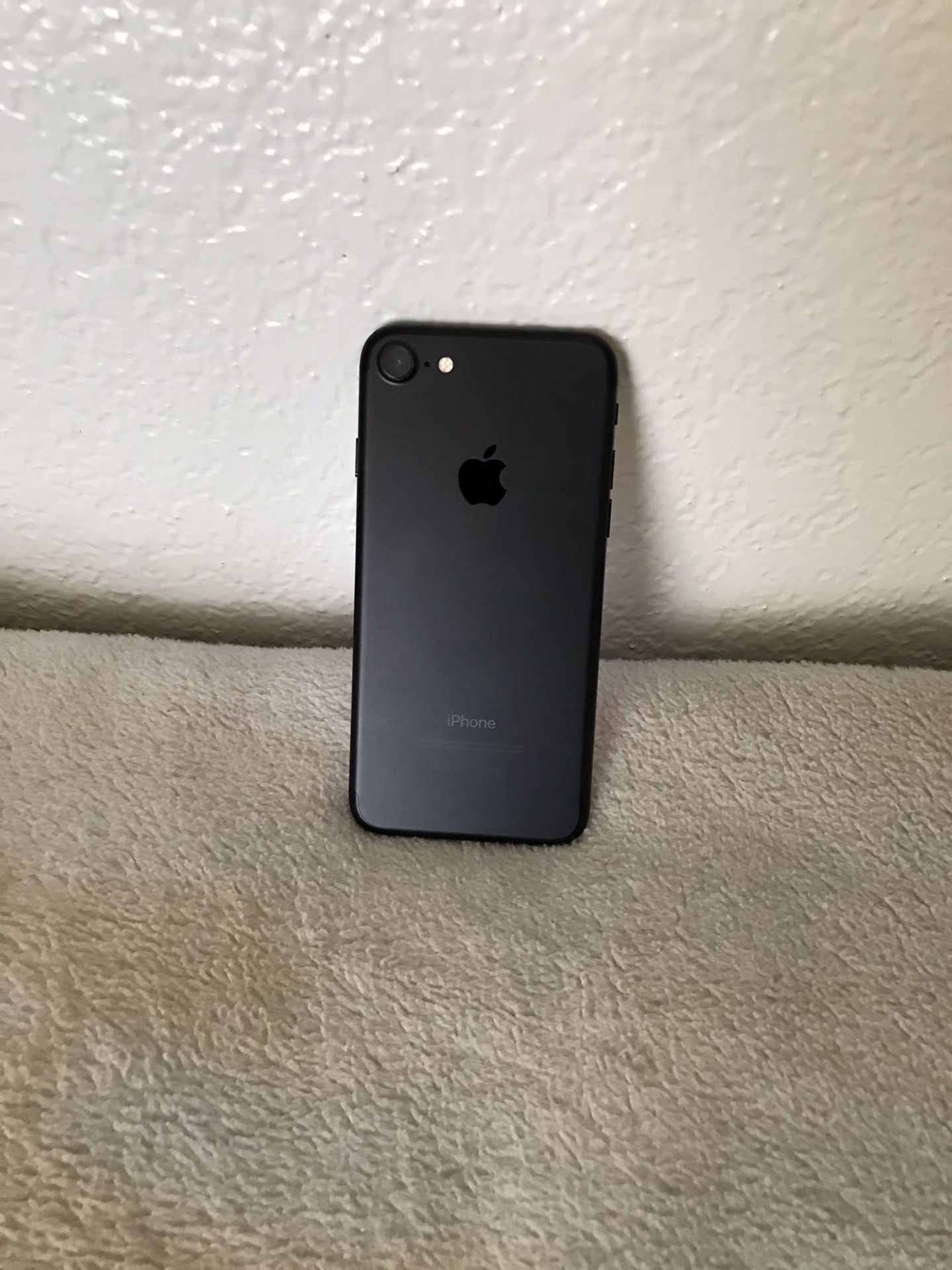 iPhone 7 32gb Unlocked- $70 Only No Trade