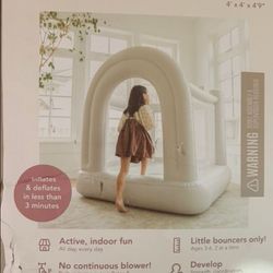 Smol mini arch bounce house