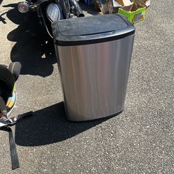 Kitchen Trash Can 