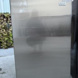 Frigidaire Mini Refrigerator Never Used 