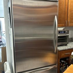 20.9 Cu Ft Refrigerator.  Great Condition