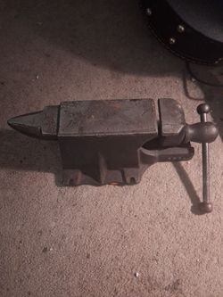 Vintage anvil vise