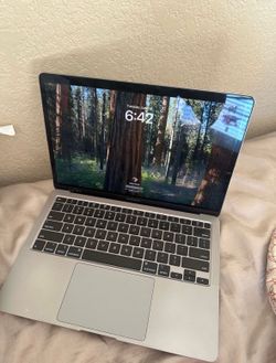 Silver Macbook Air 13”