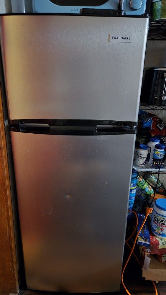 Frigidaire 7.5 Cu. ft. Refrigerator, Platinum Series, Standard Door Style - Stainless Look