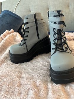 Gray Platform Combat Boots – Size 7 🖤