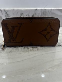 GENUINE Louis Vuitton Giant Monogram Reverse Canvas Zippy Wallet W/ Authenticity certificate!