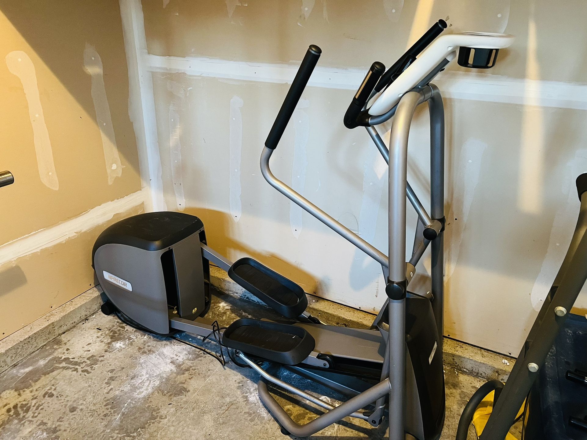 PRECOR EFX 5.25 PREMIUM SERIES ELLIPTICAL