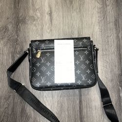 Loui Vuitton District PME Eclipse 