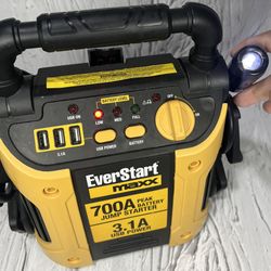 FOR PARTS - EverStart Maxx 700 Peak Amp Jump Starter , LED Light & USB