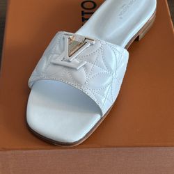 L Vuitton Flats Size 38 EUR