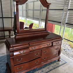 Queen Bedroom Set With 2 Chairs And Table 
