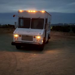 P30 Step Van 6.2 Diesel – Runs Great – Serving Door – Food Truck Ready – Smog Exempt 