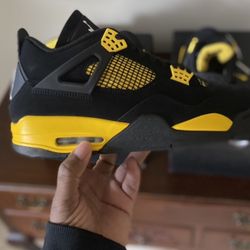 Jordan 4 Retro Thunder 2023 Men’s Size 9.5 