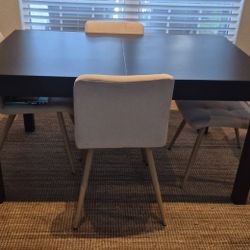 Expandable Black Dining Table with 4 Chairs – Seats 4–6
