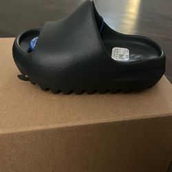 YEZZY SLIDES, DARK ONXY SIZE 8k KIDS