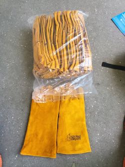 Outdoor Gurmet Cooking Gloves Leather, 10 pairs, sold by The Pack Only. PRICE FIRM. PICK UP ONLY NO DELIVERY.
SE HABLA ESPAÑOL.