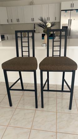 2 bar stools