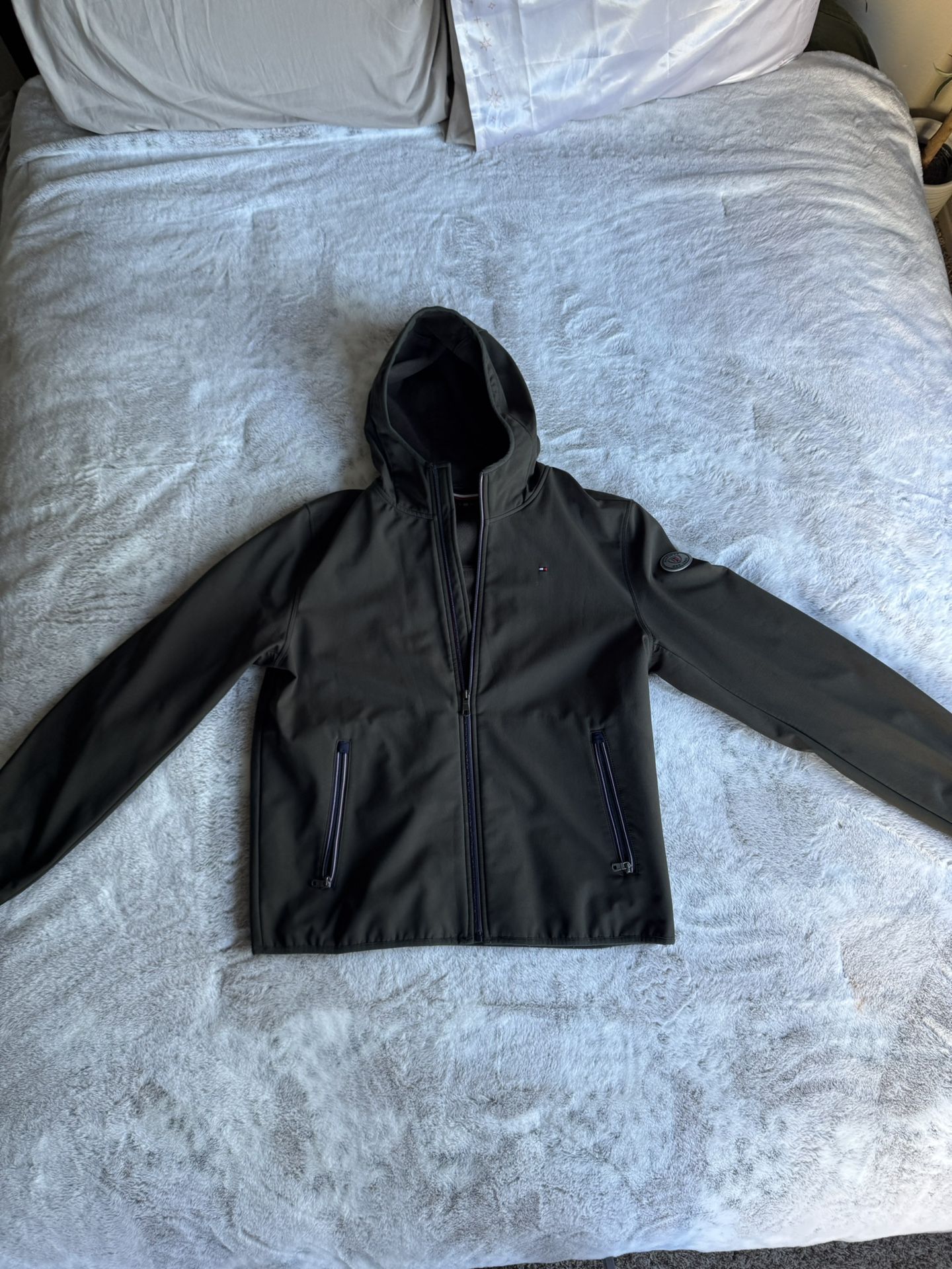 Tommy Hilfiger Softshell Hooded Jacket – Men’s Large (Olive Green)