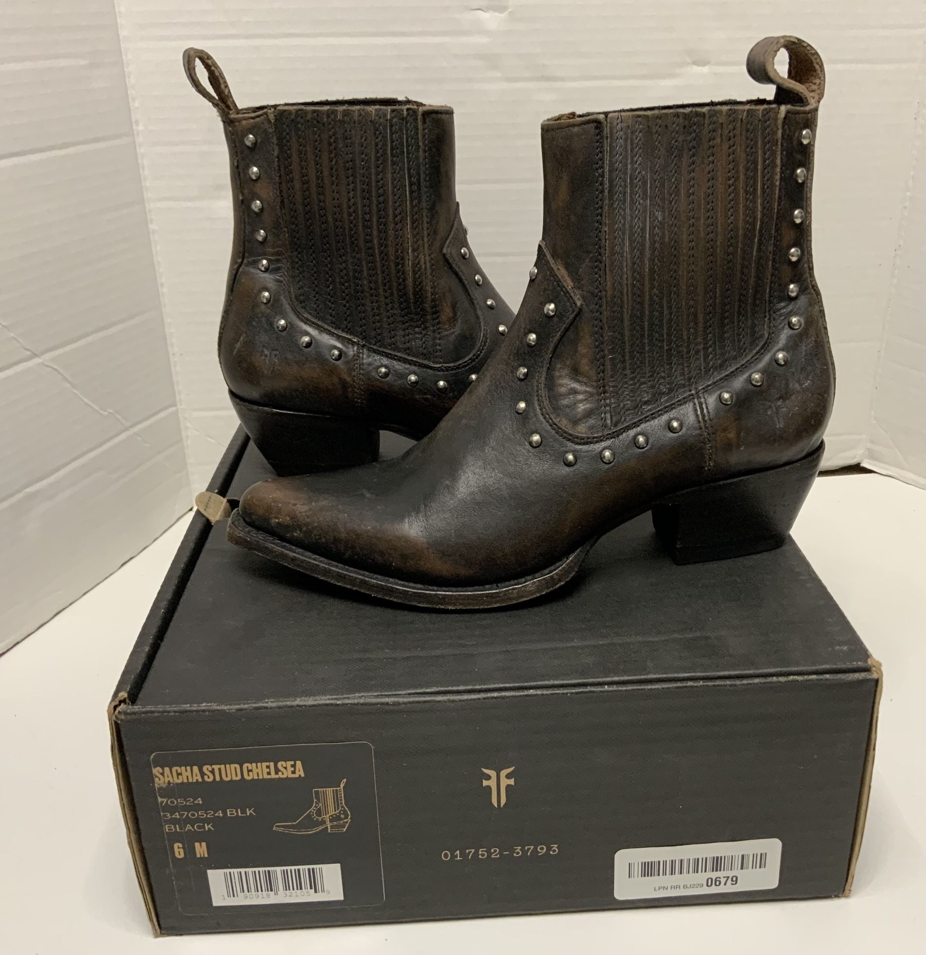 Frye Sacha Studded Chelsea  Western Distressed Leather Bootie Sz 6M Women’s 