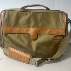 HARTMANN NYLON & LEATHER LAPTOP BRIEFCASE SHOULDER CROSBODY BAG BUSINESS BRIEF. Pre owned is very good condition with one mentionable cosmetic blemish