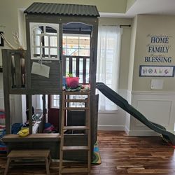 kids play house with slide 