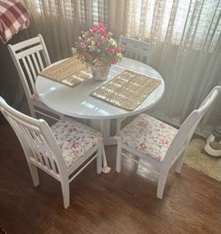 Beautiful White Pedestal Table Set w/4 Chairs