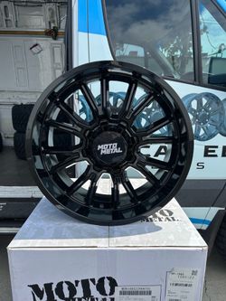4/Moto Metal MO810 Legacy Gloss Black 22x9 8x170 1mm (MO810BX22908701) Ford F250
