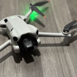 DJI Mini 4 Pro Fly More Bundle