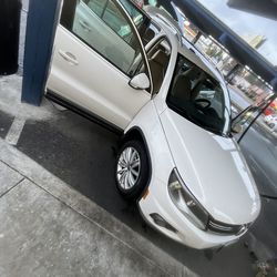 2012 VW Tiguan 2.0 s FWD tsi