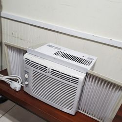 AC Unit  (FRIGIDAIRE Top Brand) in Great Working Condition 