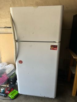 Frigidaire fridge/freezer w/ Ice maker