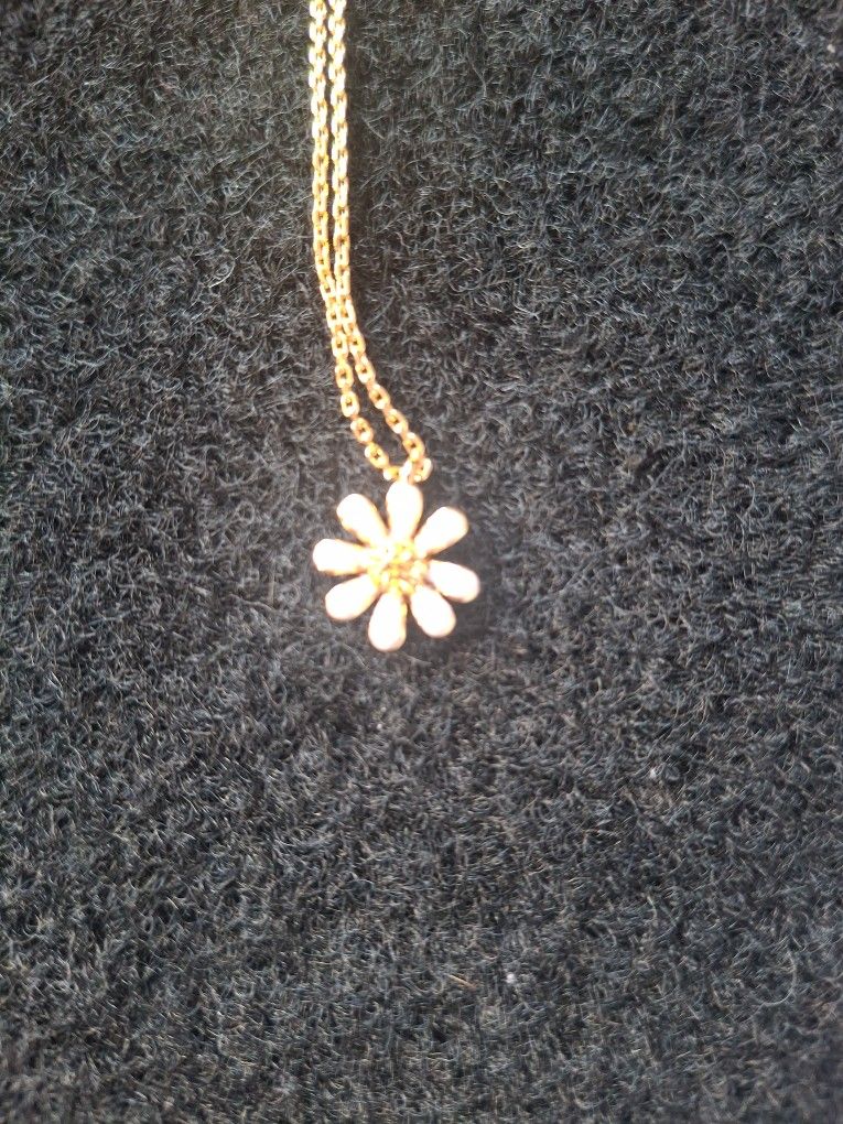Kate Spade Daisy necklace. Brand New Never Worn Excellent Condition. Retails $100 Selling $40