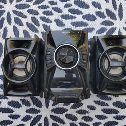 Sony CD And I iPod Dock Stereo With Speakers. 