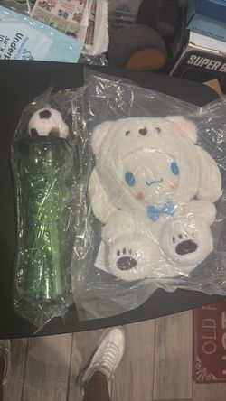 Es una spatula para la carne asada y un vaso