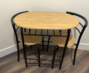 Small table with 2 chairs included