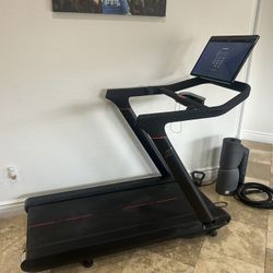 Peloton Tread – Fully Functional – Cracked Screen (See Photos)
