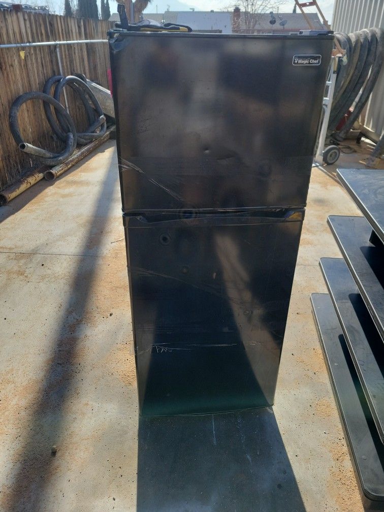 Magic Chef Apartment Size Refrigerator for Sale in Apple Valley, CA OfferUp
