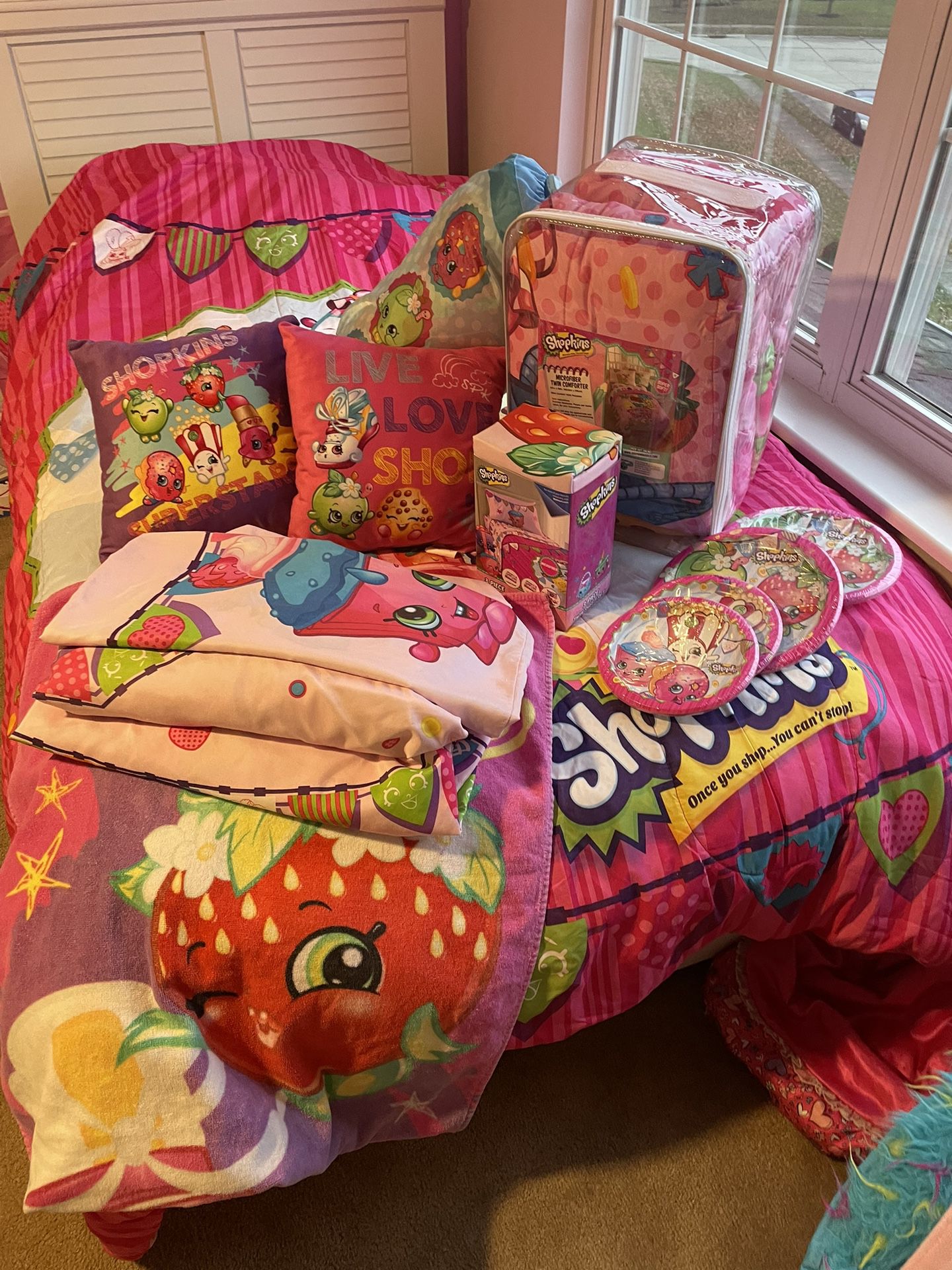 Shopkins Twin Comforter and Sheets new.  Used 2nd bedding Set and Other Items. New Party Items