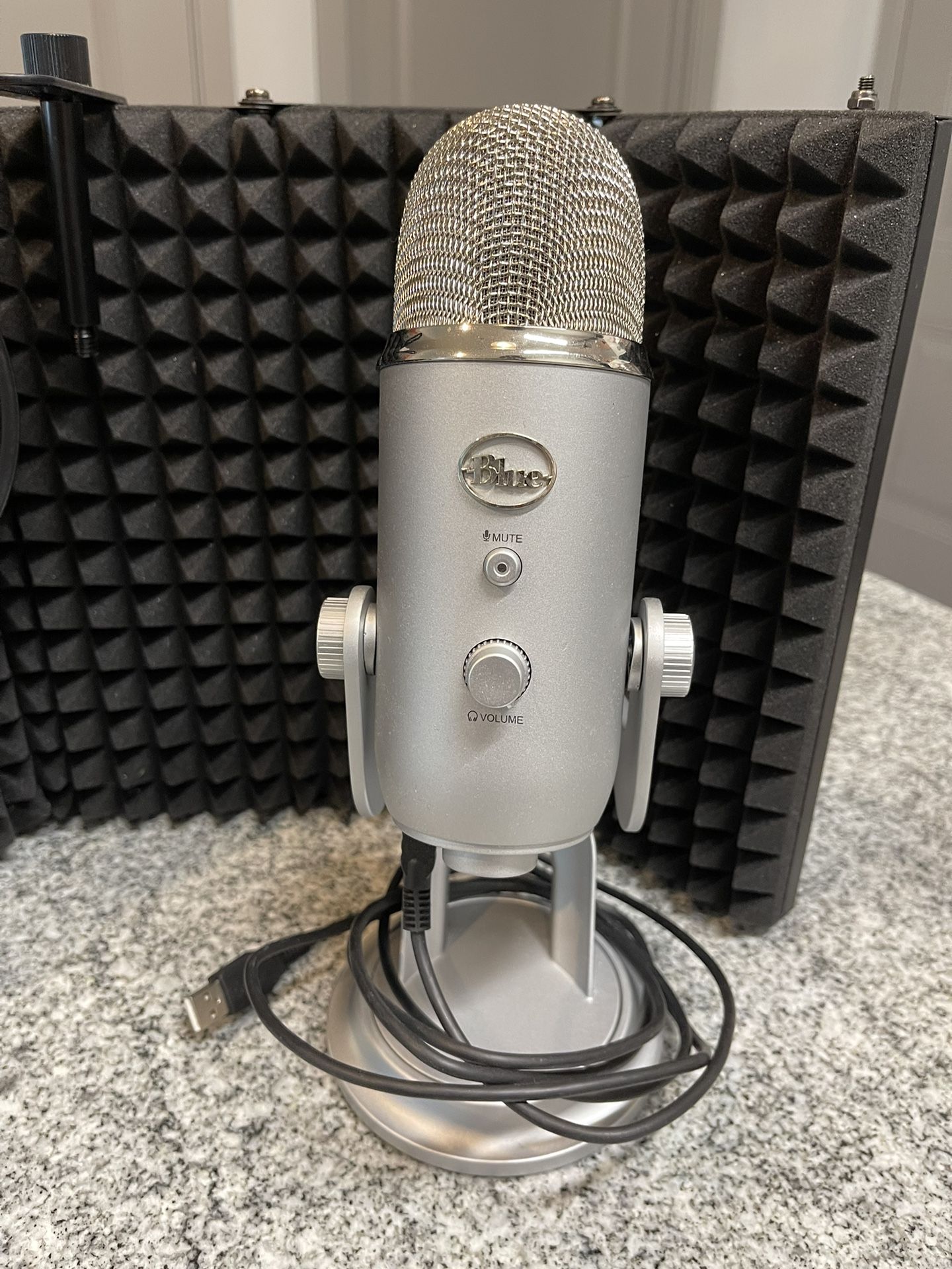 Yeti USB Microphone with Accessories