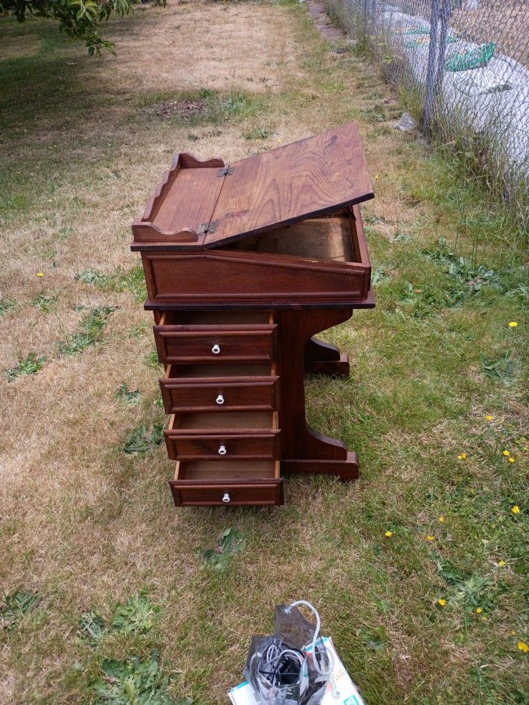 Late 1800s. 8 Drawer Davenport With Lift Top And Dove Cut Drawers