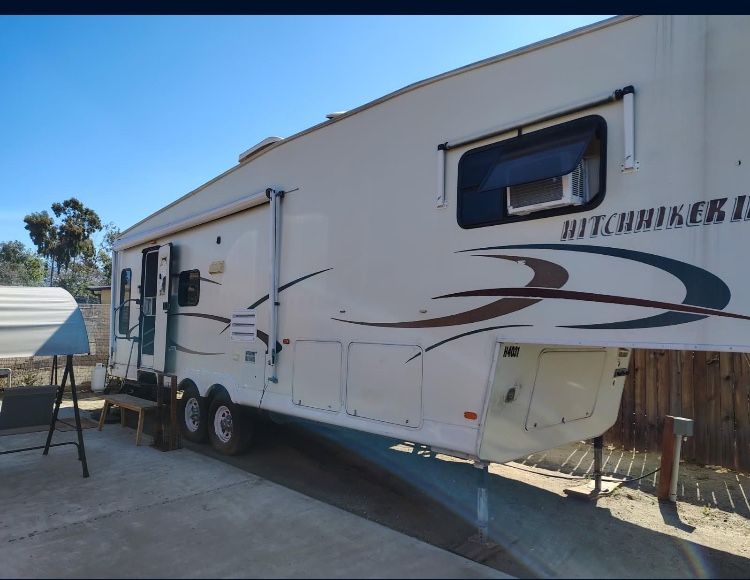 30 Foot RV 2004 for everything works inside has washer and dryer hook ...