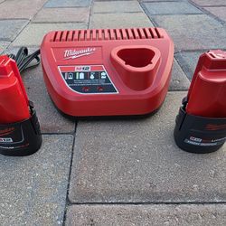 Milwaukee
M12 12-Volt Lithium-Ion Battery 2.0Ah, M12 12V Lithium-Ion CP High Output 2.5 + Charger